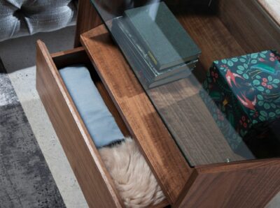 TABLE DE CHEVET EN NOYER AVEC PLATEAU EN VERRE TREMPÉ – Image 4