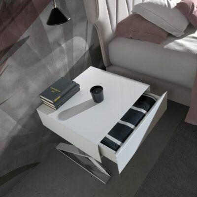 TABLE DE CHEVET EN BOIS BLANC ET ACIER CHROMÉ – Image 2