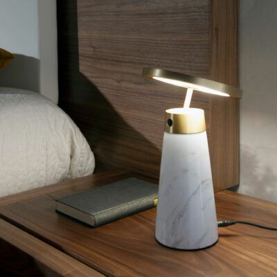 Lampe de bureau en marbre blanc et acier doré – Image 2